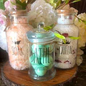 RAE DUNN DELUXE  BATH SET FOR A QUEEN. 3 PCS.